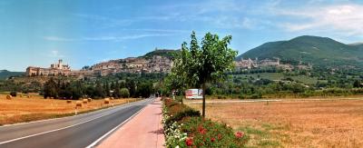 Oberstadt Assisi von der Unterstadt aus gesehen